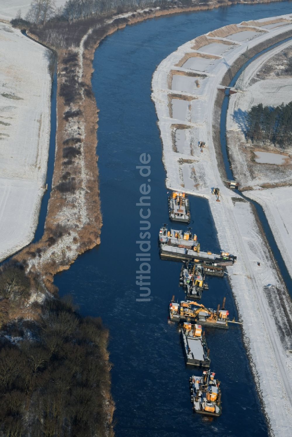 Luftbild Ihleburg - Winterlich schneebedeckte Ablagerungsflächen am Ufer des Elbe-Havel-Kanals bei Ihleburg im Bundesland Sachsen-Anhalt