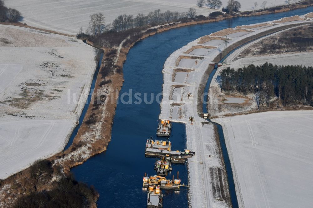 Luftaufnahme Ihleburg - Winterlich schneebedeckte Ablagerungsflächen am Ufer des Elbe-Havel-Kanals bei Ihleburg im Bundesland Sachsen-Anhalt