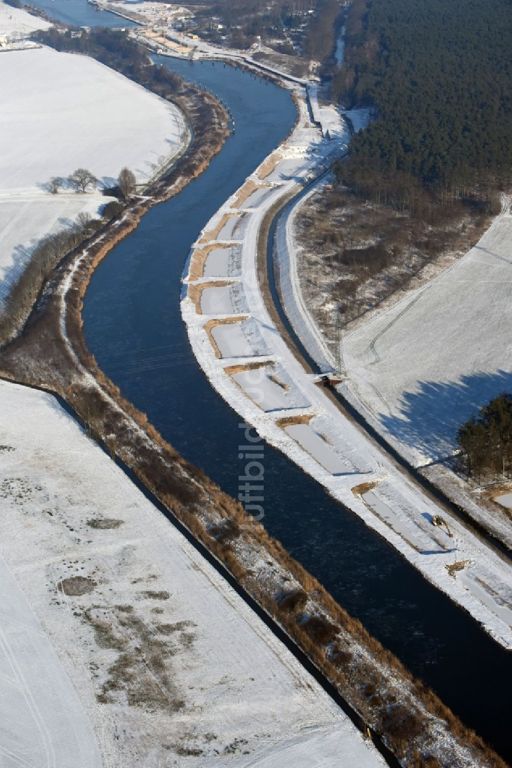 Luftbild Ihleburg - Winterlich schneebedeckte Ablagerungsflächen am Ufer des Elbe-Havel-Kanals bei Ihleburg im Bundesland Sachsen-Anhalt