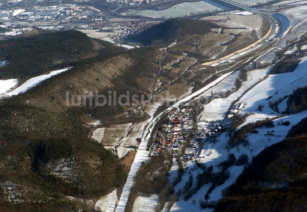 Luftaufnahme Jena - Winterlich schneebedeckte Ein- und Ausfahrt des Jagdbergtunnels bei Leutra im Bundesland Thüringen