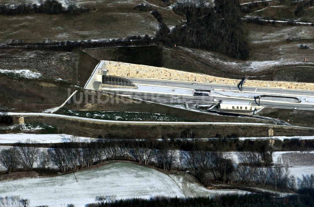 Luftaufnahme Jena - Winterlich schneebedeckte Ein- und Ausfahrt des Jagdbergtunnels im Ortsteil Göschwitz in Jena im Bundesland Thüringen