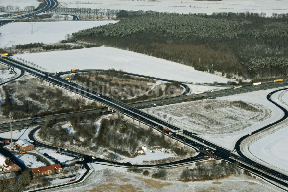 Luftbild Rangsdorf - Winterlich schneebedeckte Autobahnabfahrt BAB A10 - E30 zur B96 in Rangsdorf im Bundesland Brandenburg