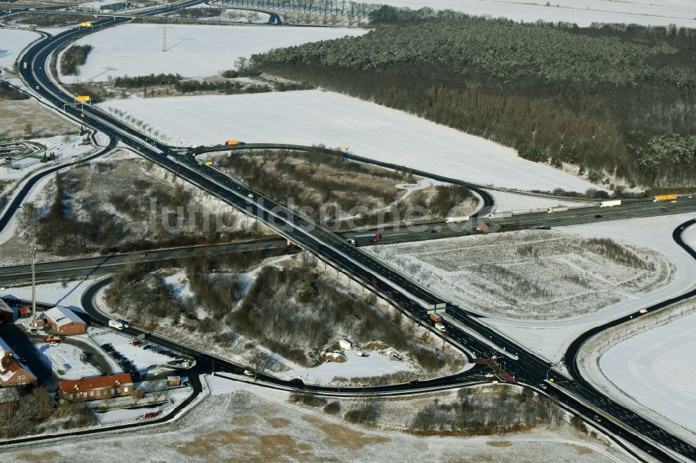 Luftaufnahme Rangsdorf - Winterlich schneebedeckte Autobahnabfahrt BAB A10 - E30 zur B96 in Rangsdorf im Bundesland Brandenburg