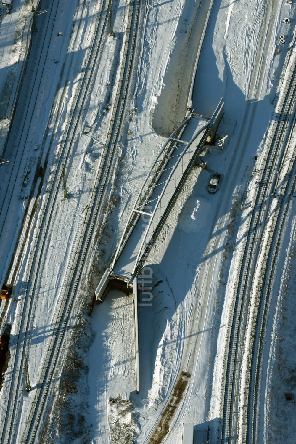 Luftbild Berlin - Winterlich schneebedeckte Bahn Strecken- Ausbau zwischen Modersohnbrücke entlang der Modersohnstraße und dem Bahnhof Ostkreuz im Stadtteil Friedrichshain von Berlin