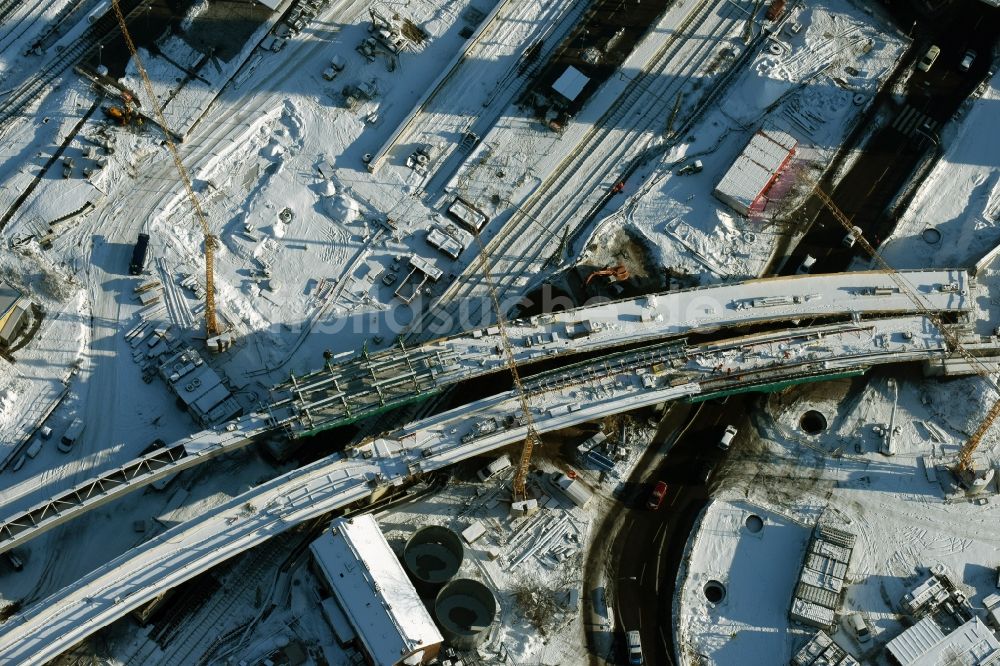 Luftaufnahme Berlin - Winterlich schneebedeckte Bahn Strecken- Ausbau zwischen Modersohnbrücke entlang der Modersohnstraße und dem Bahnhof Ostkreuz im Stadtteil Friedrichshain von Berlin