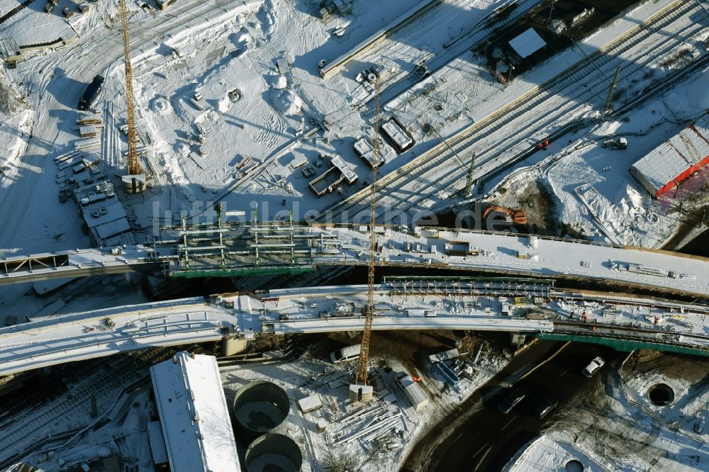 Berlin von oben - Winterlich schneebedeckte Bahn Strecken- Ausbau zwischen Modersohnbrücke entlang der Modersohnstraße und dem Bahnhof Ostkreuz im Stadtteil Friedrichshain von Berlin