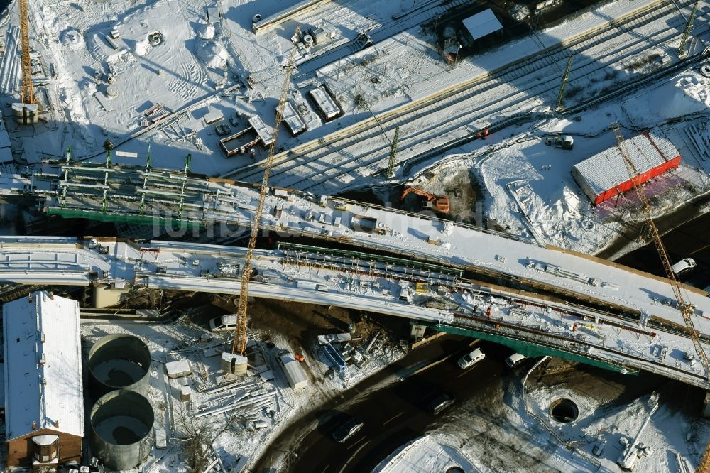 Berlin aus der Vogelperspektive: Winterlich schneebedeckte Bahn Strecken- Ausbau zwischen Modersohnbrücke entlang der Modersohnstraße und dem Bahnhof Ostkreuz im Stadtteil Friedrichshain von Berlin