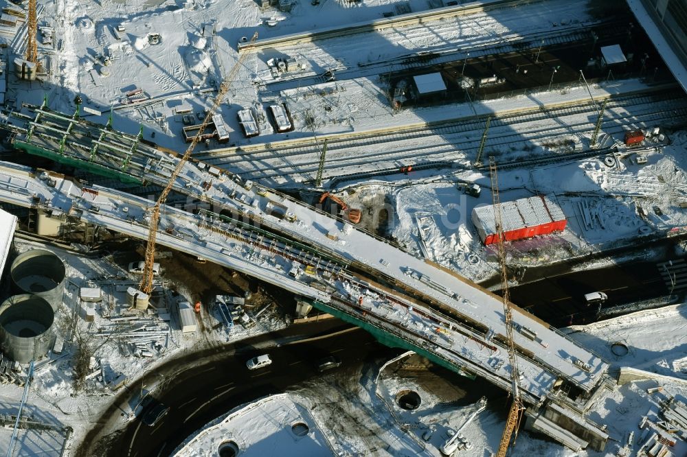 Luftbild Berlin - Winterlich schneebedeckte Bahn Strecken- Ausbau zwischen Modersohnbrücke entlang der Modersohnstraße und dem Bahnhof Ostkreuz im Stadtteil Friedrichshain von Berlin