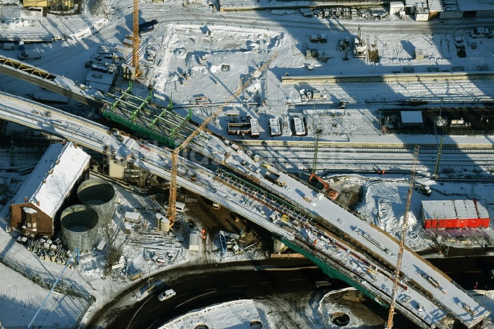 Luftaufnahme Berlin - Winterlich schneebedeckte Bahn Strecken- Ausbau zwischen Modersohnbrücke entlang der Modersohnstraße und dem Bahnhof Ostkreuz im Stadtteil Friedrichshain von Berlin