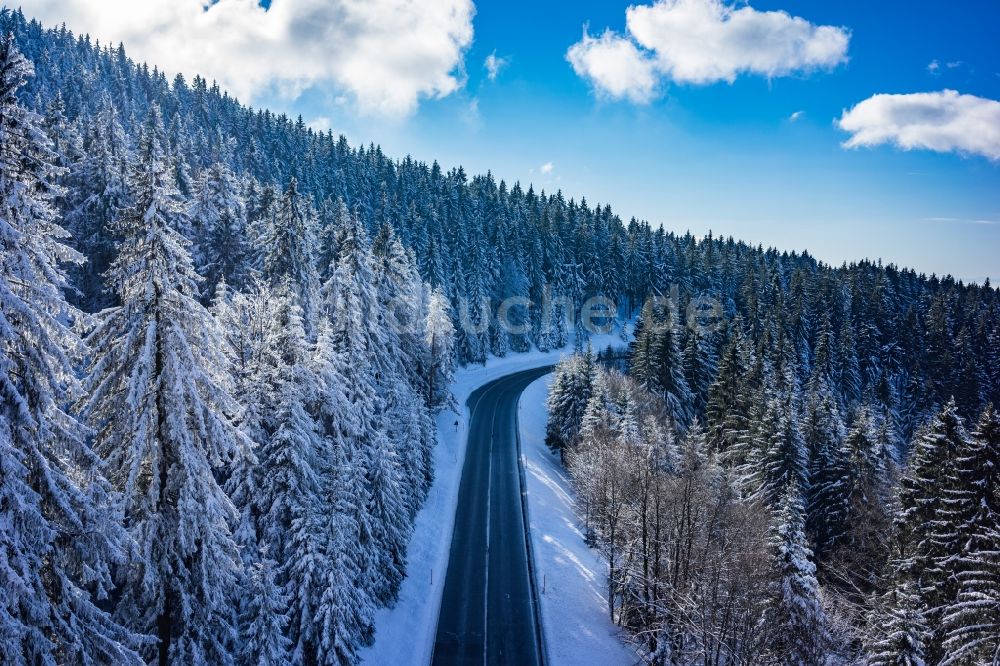 Luftaufnahme Seebach - Winterlich schneebedeckte Baumspitzen in einem Waldgebiet Hornisgrinde in Seebach im Bundesland Baden-Württemberg