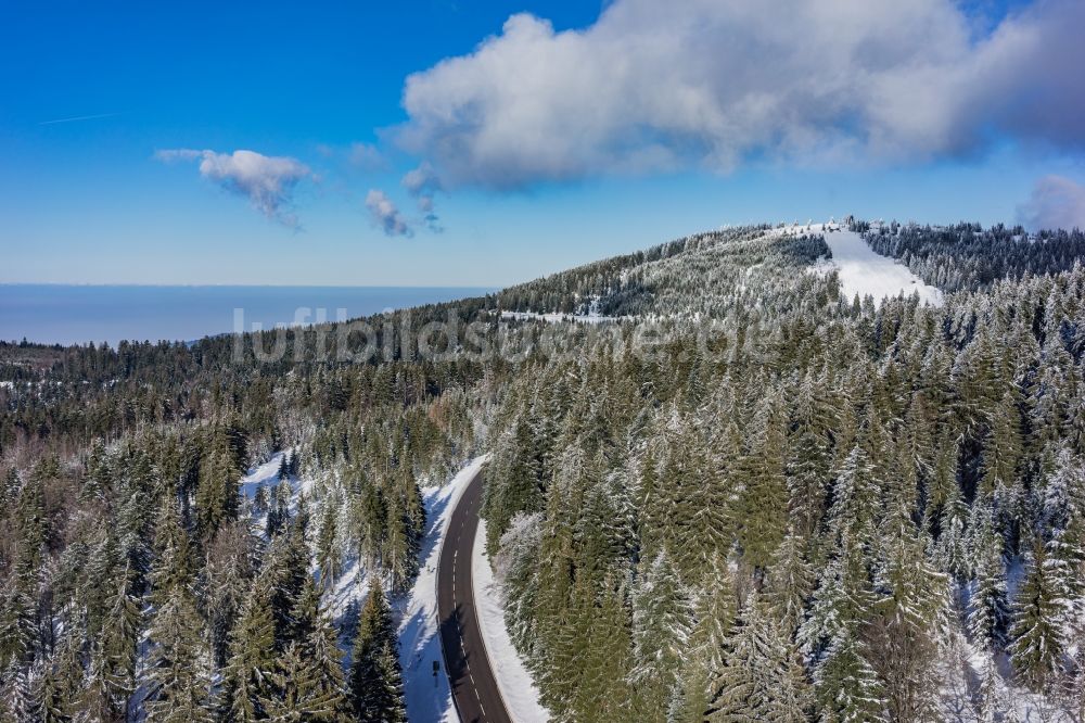 Luftbild Seebach - Winterlich schneebedeckte Baumspitzen in einem Waldgebiet Hornisgrinde in Seebach im Bundesland Baden-Württemberg