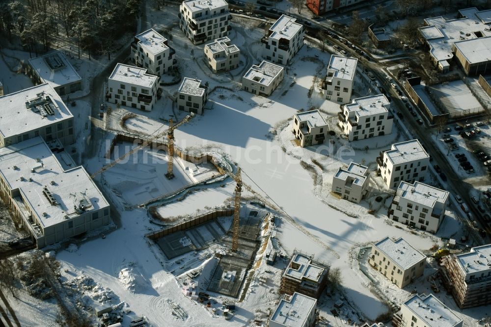 Luftaufnahme Berlin - Winterlich schneebedeckte Baustelle Neubau Wohnanlage Fünf Morgen Dahlem Urban Village der STOFANEL Gruppe in Berlin - Dahlem