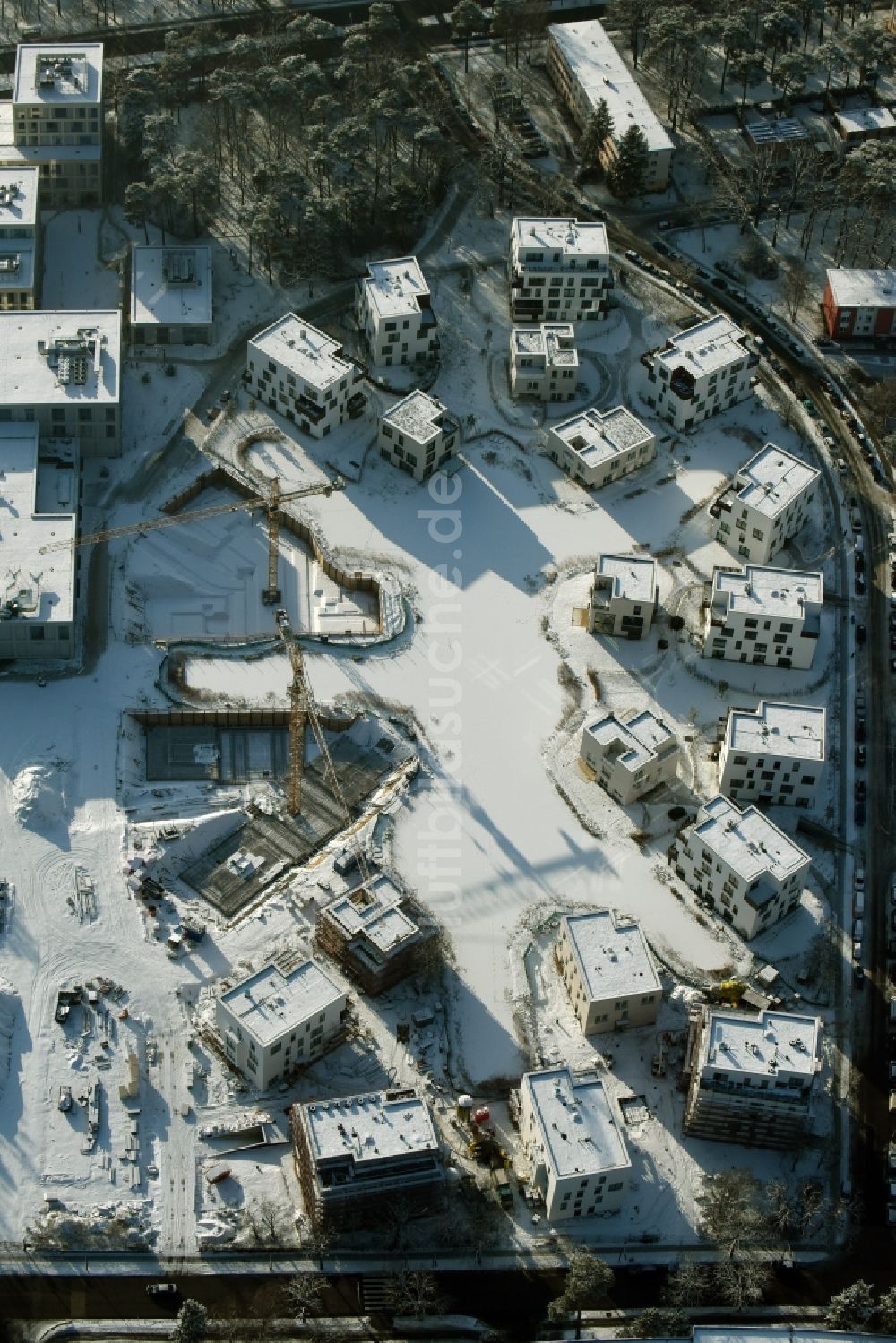 Berlin aus der Vogelperspektive: Winterlich schneebedeckte Baustelle Neubau Wohnanlage Fünf Morgen Dahlem Urban Village der STOFANEL Gruppe in Berlin - Dahlem