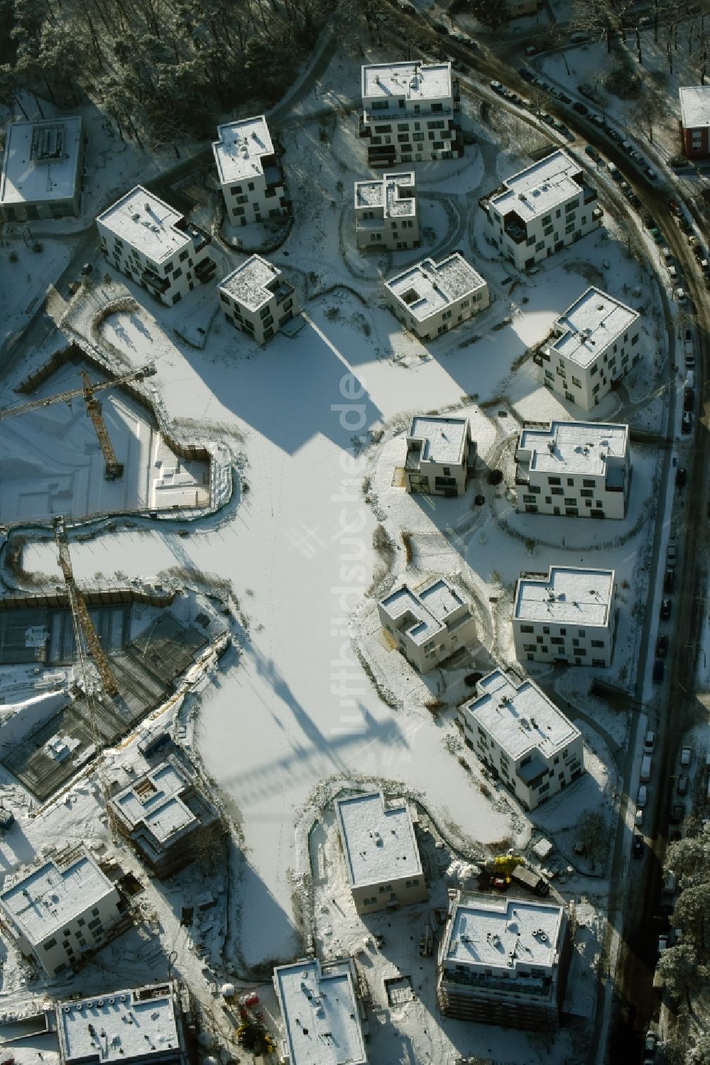 Luftbild Berlin - Winterlich schneebedeckte Baustelle Neubau Wohnanlage Fünf Morgen Dahlem Urban Village der STOFANEL Gruppe in Berlin - Dahlem