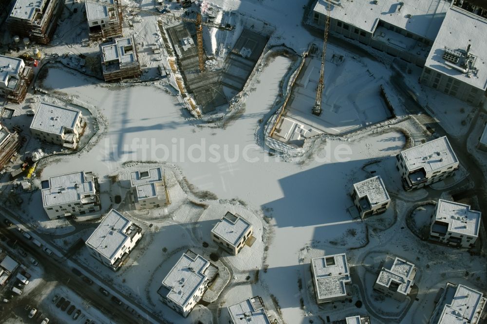 Luftbild Berlin - Winterlich schneebedeckte Baustelle Neubau Wohnanlage Fünf Morgen Dahlem Urban Village der STOFANEL Gruppe in Berlin - Dahlem