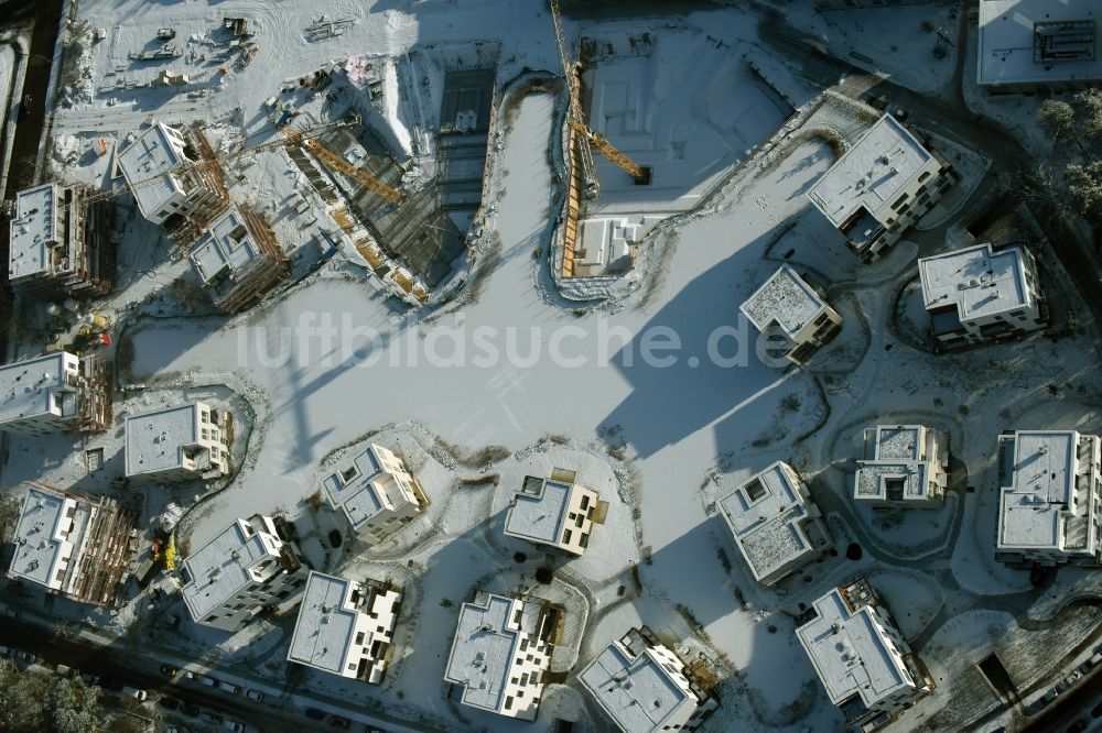 Luftaufnahme Berlin - Winterlich schneebedeckte Baustelle Neubau Wohnanlage Fünf Morgen Dahlem Urban Village der STOFANEL Gruppe in Berlin - Dahlem