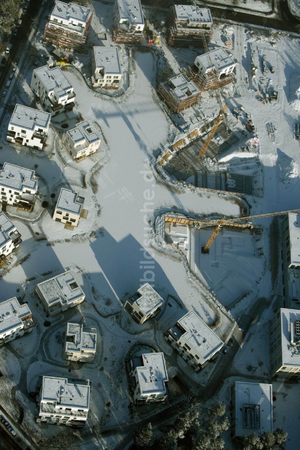 Berlin von oben - Winterlich schneebedeckte Baustelle Neubau Wohnanlage Fünf Morgen Dahlem Urban Village der STOFANEL Gruppe in Berlin - Dahlem