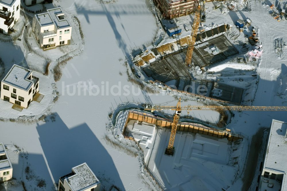 Luftbild Berlin - Winterlich schneebedeckte Baustelle Neubau Wohnanlage Fünf Morgen Dahlem Urban Village der STOFANEL Gruppe in Berlin - Dahlem