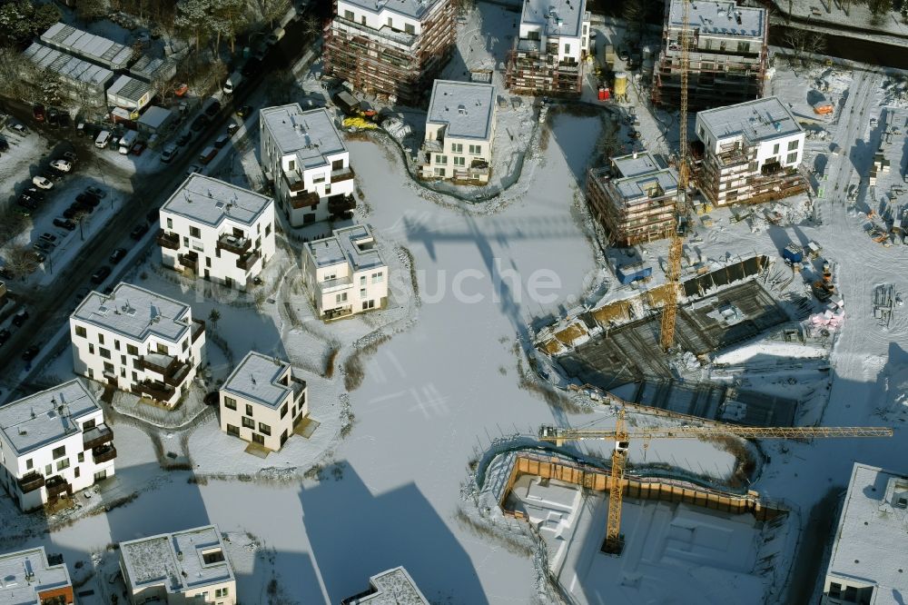 Berlin von oben - Winterlich schneebedeckte Baustelle Neubau Wohnanlage Fünf Morgen Dahlem Urban Village der STOFANEL Gruppe in Berlin - Dahlem