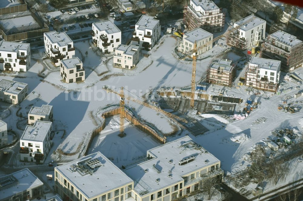 Luftbild Berlin - Winterlich schneebedeckte Baustelle Neubau Wohnanlage Fünf Morgen Dahlem Urban Village der STOFANEL Gruppe in Berlin - Dahlem