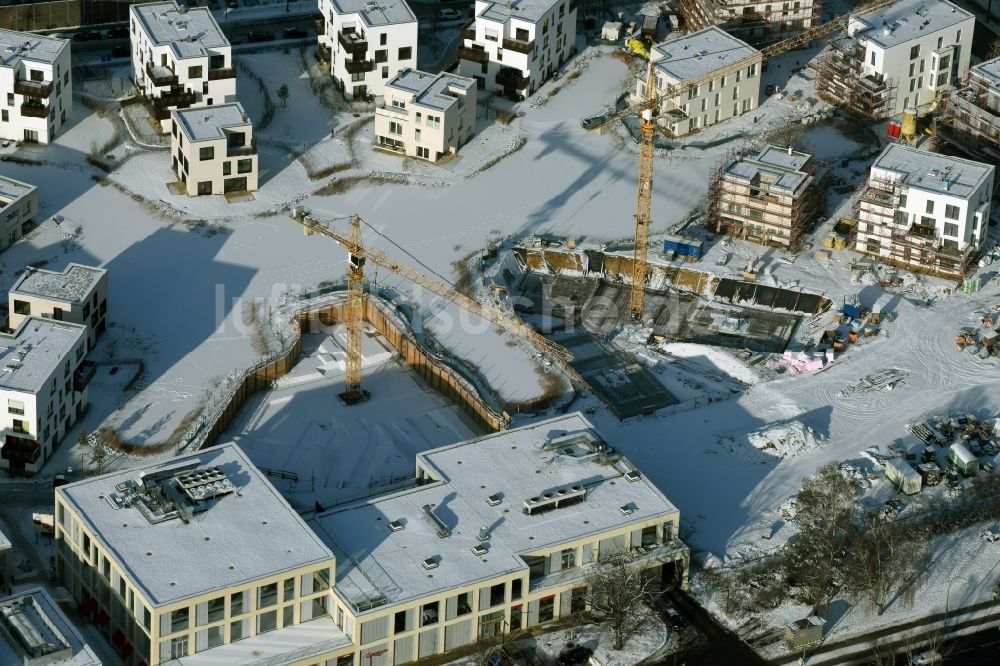 Luftaufnahme Berlin - Winterlich schneebedeckte Baustelle Neubau Wohnanlage Fünf Morgen Dahlem Urban Village der STOFANEL Gruppe in Berlin - Dahlem