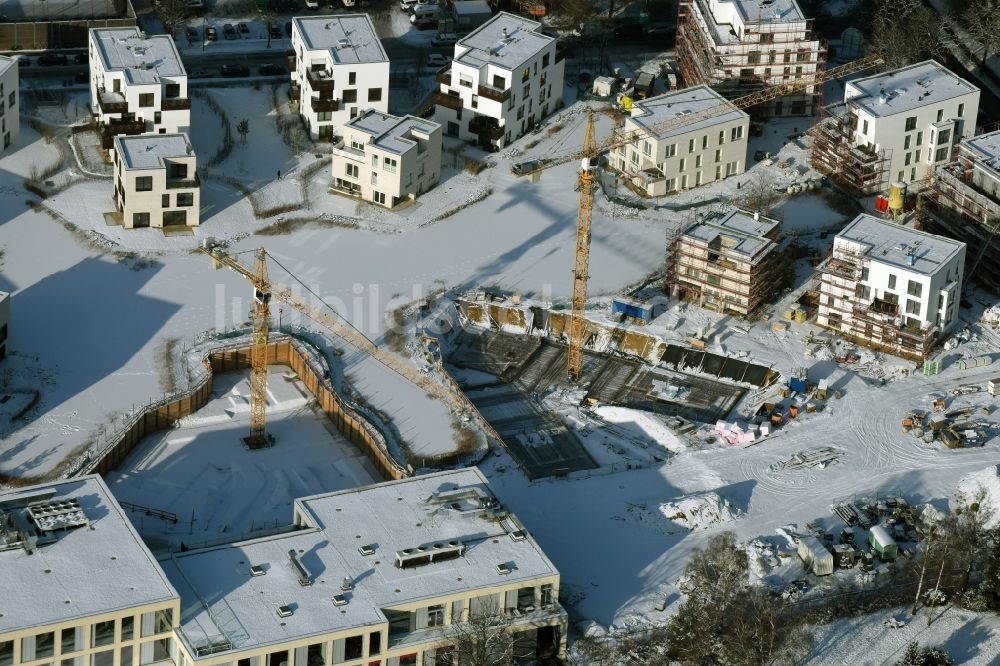 Berlin von oben - Winterlich schneebedeckte Baustelle Neubau Wohnanlage Fünf Morgen Dahlem Urban Village der STOFANEL Gruppe in Berlin - Dahlem