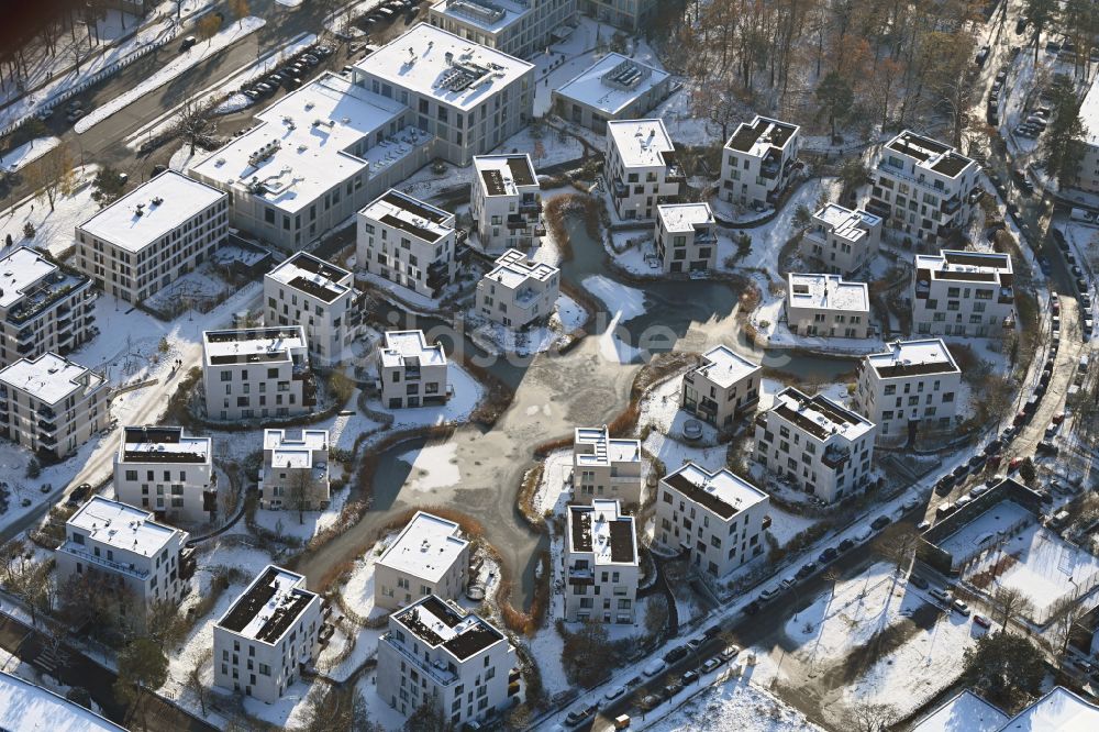 Luftaufnahme Berlin - Winterlich schneebedeckte Baustelle Neubau Wohnanlage Fünf Morgen Dahlem Urban Village der STOFANEL Gruppe in Berlin - Dahlem