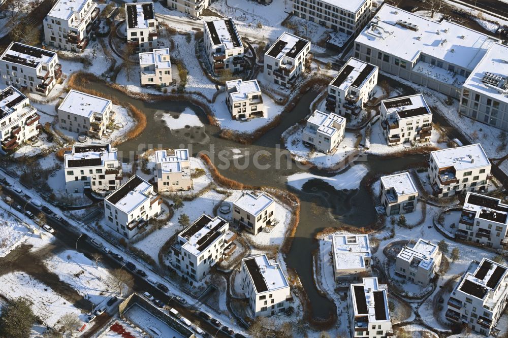 Berlin von oben - Winterlich schneebedeckte Baustelle Neubau Wohnanlage Fünf Morgen Dahlem Urban Village der STOFANEL Gruppe in Berlin - Dahlem