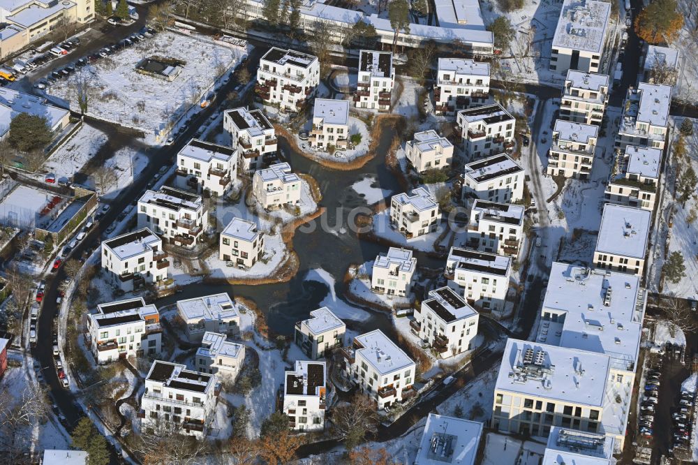 Luftaufnahme Berlin - Winterlich schneebedeckte Baustelle Neubau Wohnanlage Fünf Morgen Dahlem Urban Village der STOFANEL Gruppe in Berlin - Dahlem