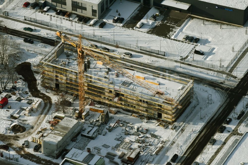 Berlin von oben - Winterlich schneebedeckte Baustelle eines Neubaus am ifp Institut für Produktqualität im Technologiepark Adlershof in Berlin