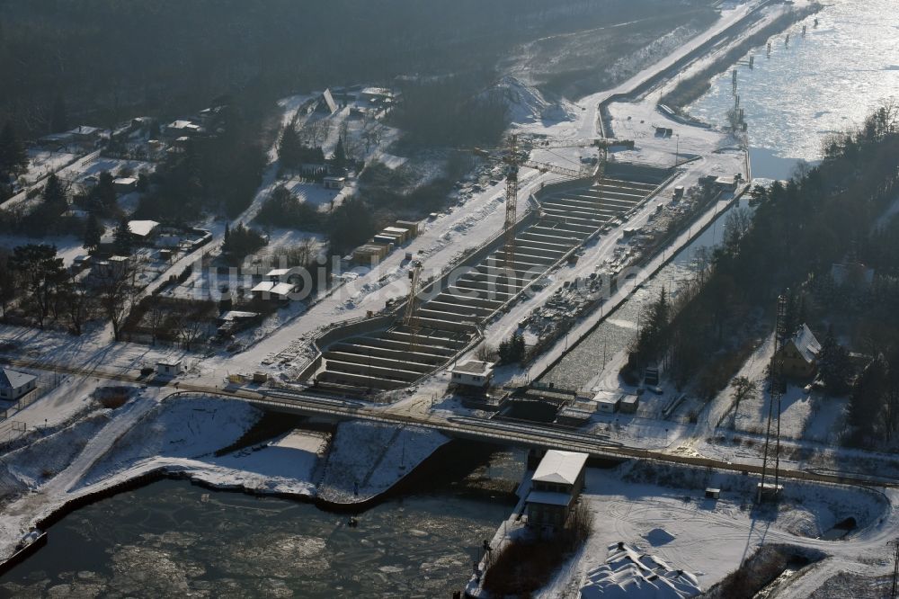 Zerben aus der Vogelperspektive: Winterlich schneebedeckte Baustelle Schleuse Zerben und Zerbener Brücke am Elbe-Havel-Kanal im Bundesland Sachsen-Anhalt