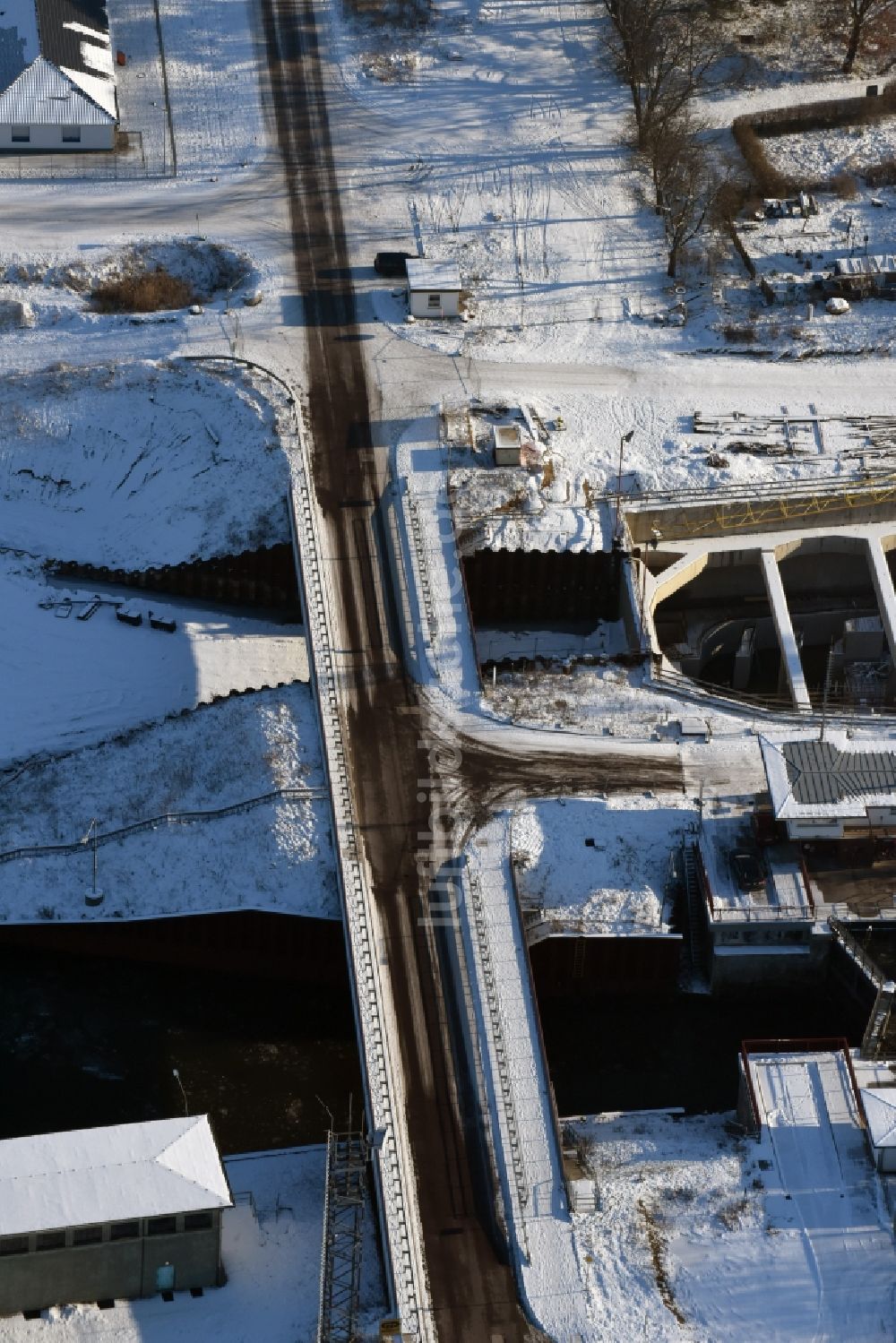 Luftbild Zerben - Winterlich schneebedeckte Baustelle Schleuse Zerben und Zerbener Brücke am Elbe-Havel-Kanal im Bundesland Sachsen-Anhalt