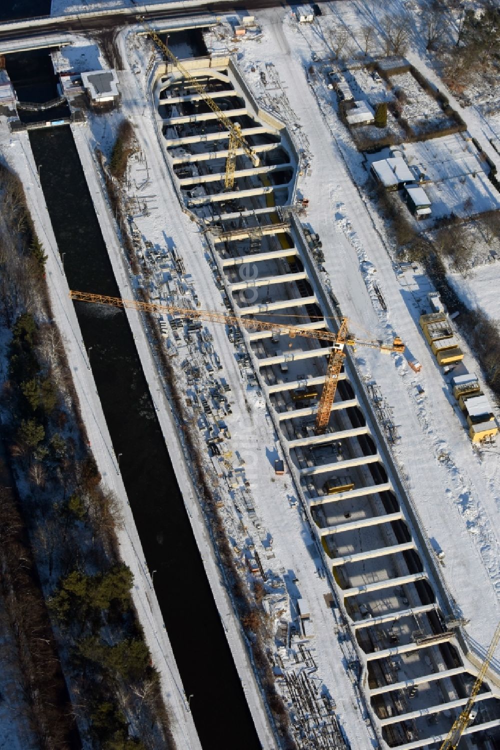 Luftbild Zerben - Winterlich schneebedeckte Baustelle Schleuse Zerben und Zerbener Brücke am Elbe-Havel-Kanal im Bundesland Sachsen-Anhalt