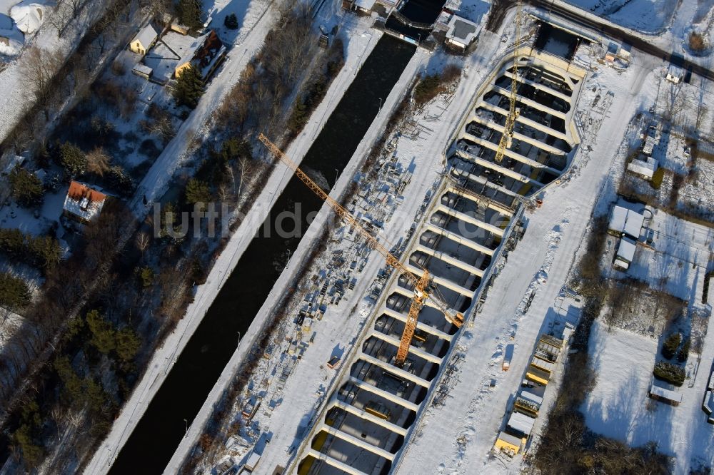 Zerben von oben - Winterlich schneebedeckte Baustelle Schleuse Zerben und Zerbener Brücke am Elbe-Havel-Kanal im Bundesland Sachsen-Anhalt