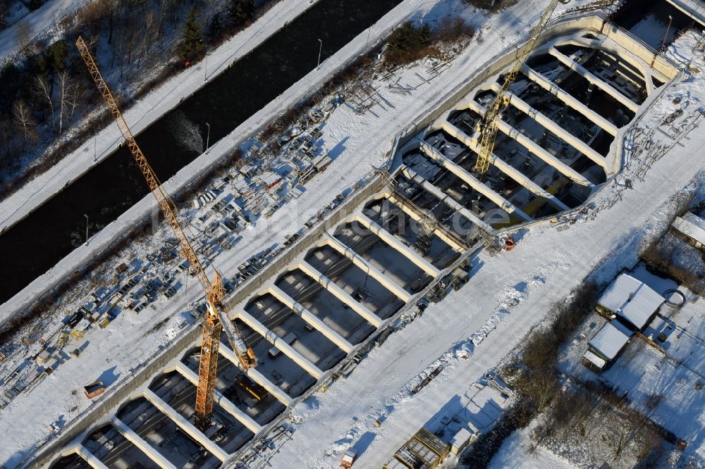 Zerben aus der Vogelperspektive: Winterlich schneebedeckte Baustelle Schleuse Zerben und Zerbener Brücke am Elbe-Havel-Kanal im Bundesland Sachsen-Anhalt