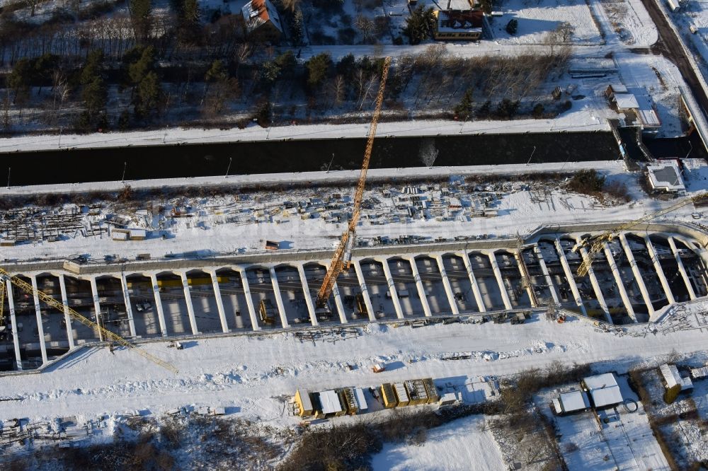 Luftaufnahme Zerben - Winterlich schneebedeckte Baustelle Schleuse Zerben und Zerbener Brücke am Elbe-Havel-Kanal im Bundesland Sachsen-Anhalt