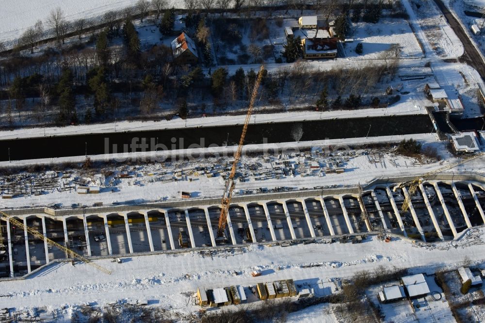 Zerben von oben - Winterlich schneebedeckte Baustelle Schleuse Zerben und Zerbener Brücke am Elbe-Havel-Kanal im Bundesland Sachsen-Anhalt