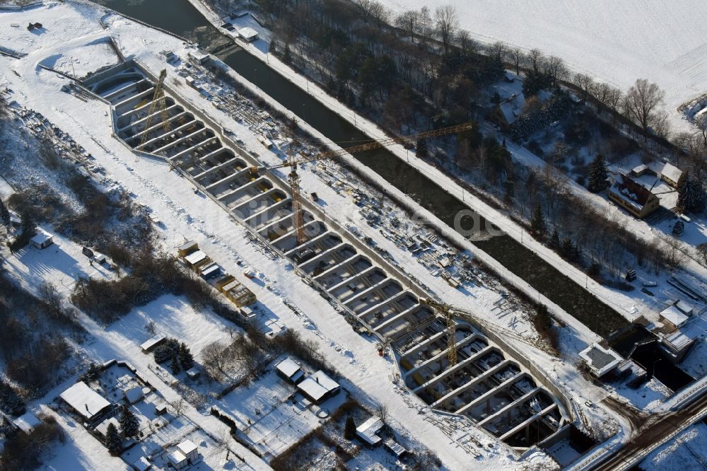 Luftbild Zerben - Winterlich schneebedeckte Baustelle Schleuse Zerben und Zerbener Brücke am Elbe-Havel-Kanal im Bundesland Sachsen-Anhalt