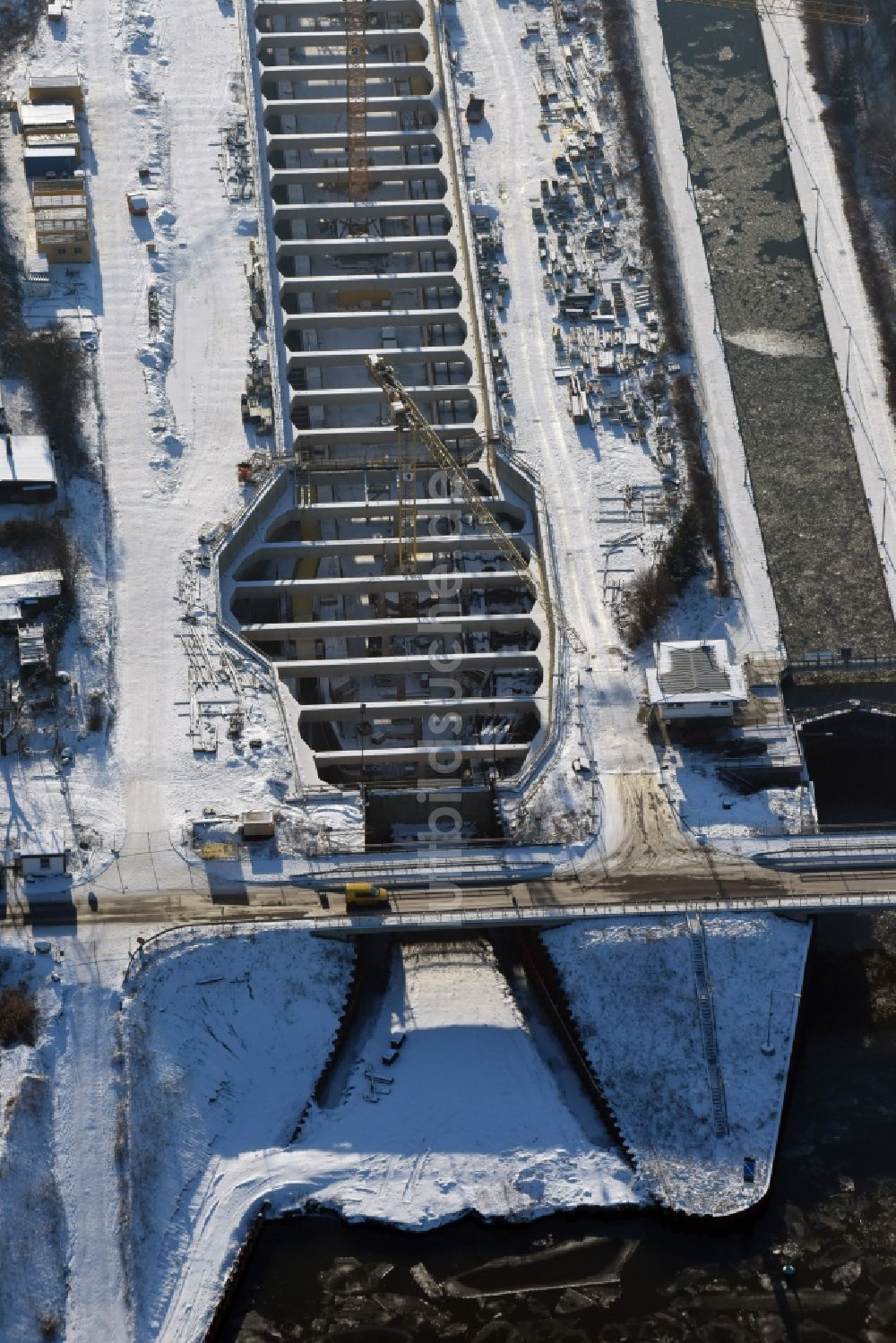 Zerben von oben - Winterlich schneebedeckte Baustelle Schleuse Zerben und Zerbener Brücke am Elbe-Havel-Kanal im Bundesland Sachsen-Anhalt