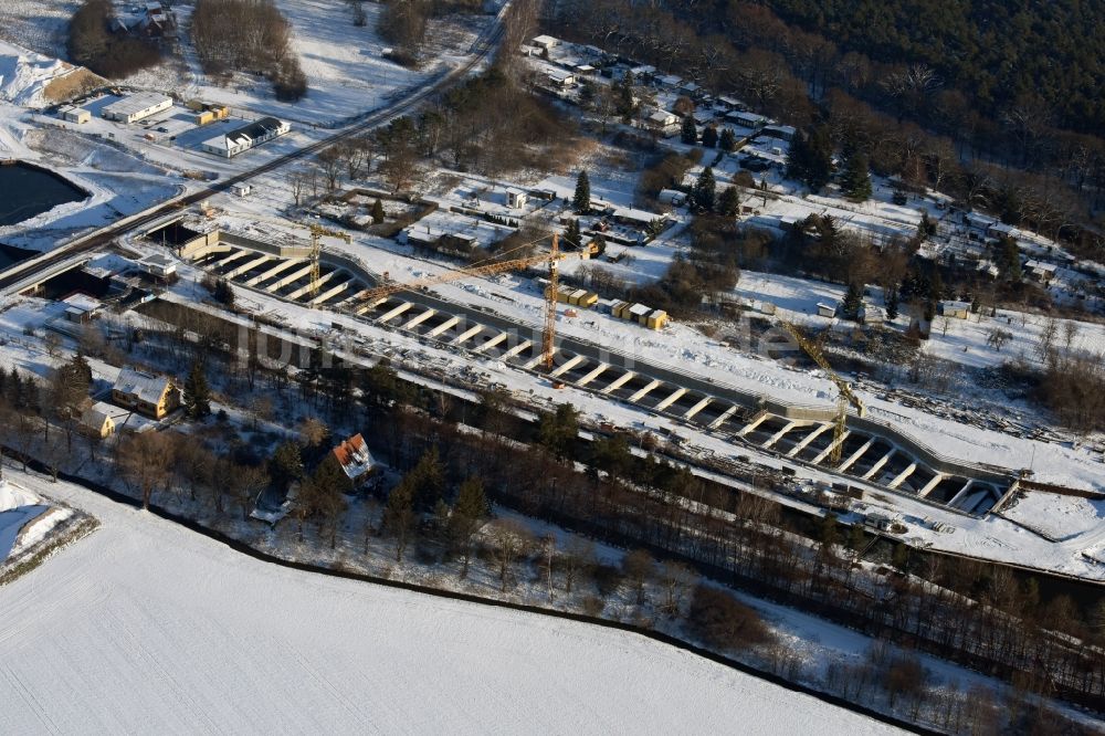 Luftbild Zerben - Winterlich schneebedeckte Baustelle Schleuse Zerben und Zerbener Brücke am Elbe-Havel-Kanal im Bundesland Sachsen-Anhalt