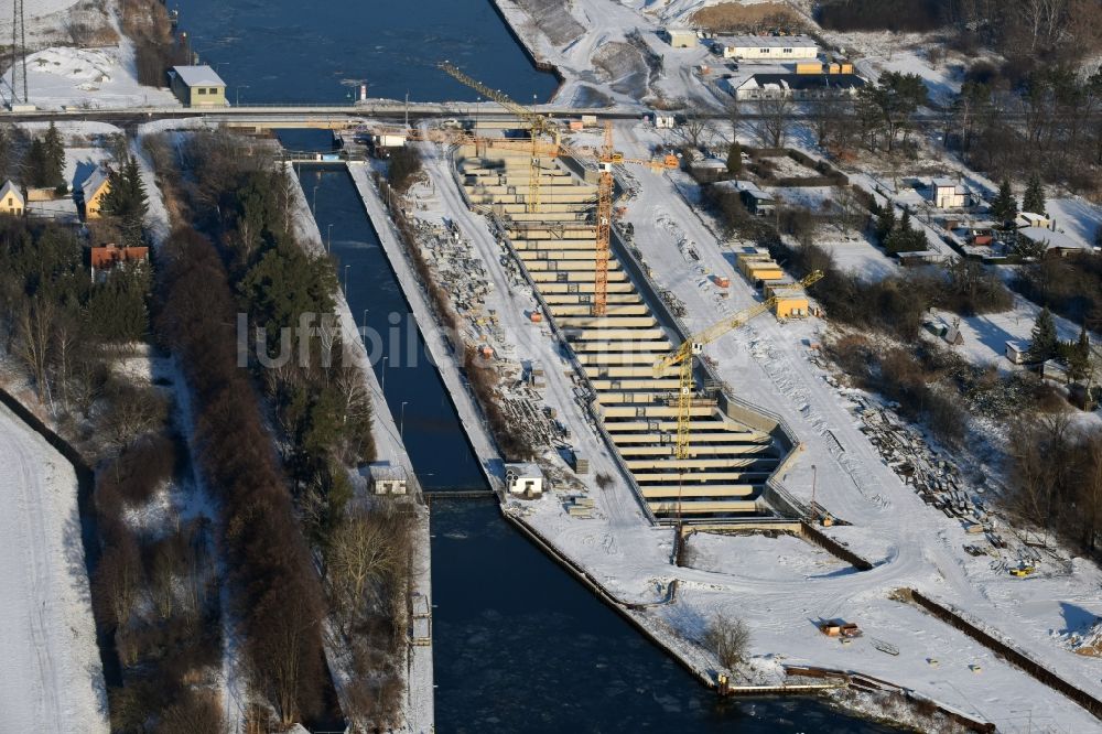 Zerben von oben - Winterlich schneebedeckte Baustelle Schleuse Zerben und Zerbener Brücke am Elbe-Havel-Kanal im Bundesland Sachsen-Anhalt