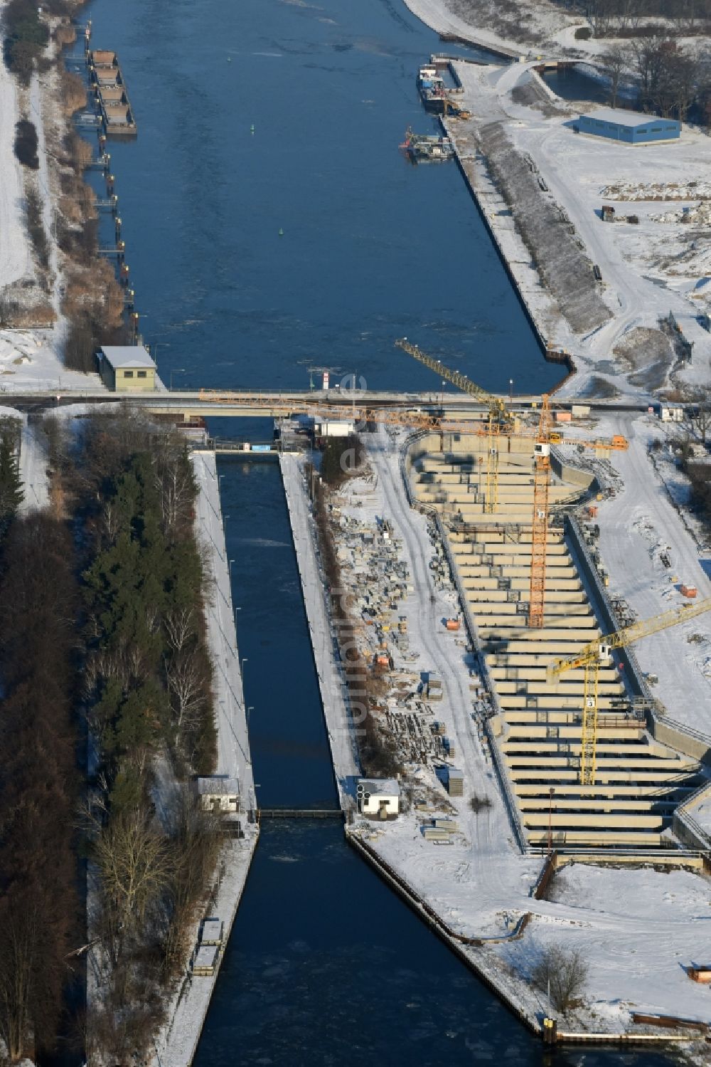 Zerben aus der Vogelperspektive: Winterlich schneebedeckte Baustelle Schleuse Zerben und Zerbener Brücke am Elbe-Havel-Kanal im Bundesland Sachsen-Anhalt