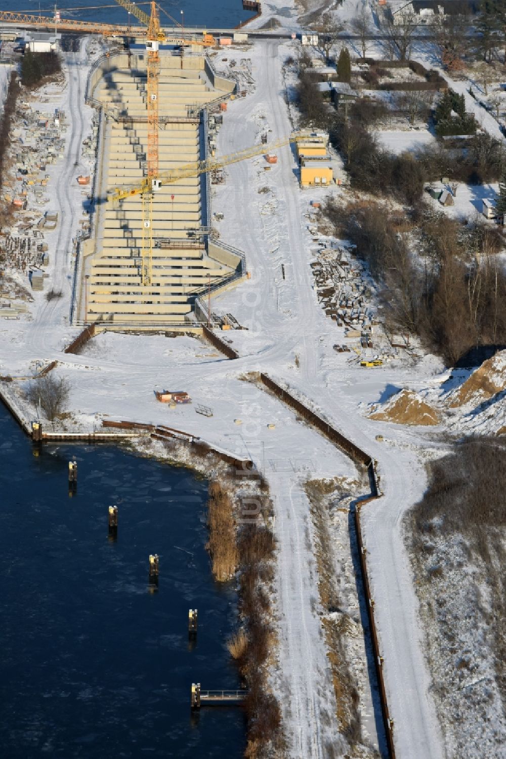 Luftaufnahme Zerben - Winterlich schneebedeckte Baustelle Schleuse Zerben und Zerbener Brücke am Elbe-Havel-Kanal im Bundesland Sachsen-Anhalt