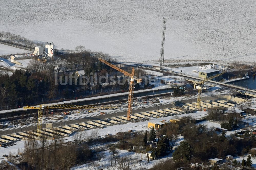 Luftbild Zerben - Winterlich schneebedeckte Baustelle Schleuse Zerben und Zerbener Brücke am Elbe-Havel-Kanal im Bundesland Sachsen-Anhalt