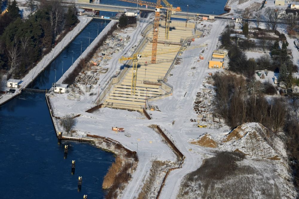 Zerben aus der Vogelperspektive: Winterlich schneebedeckte Baustelle Schleuse Zerben und Zerbener Brücke am Elbe-Havel-Kanal im Bundesland Sachsen-Anhalt