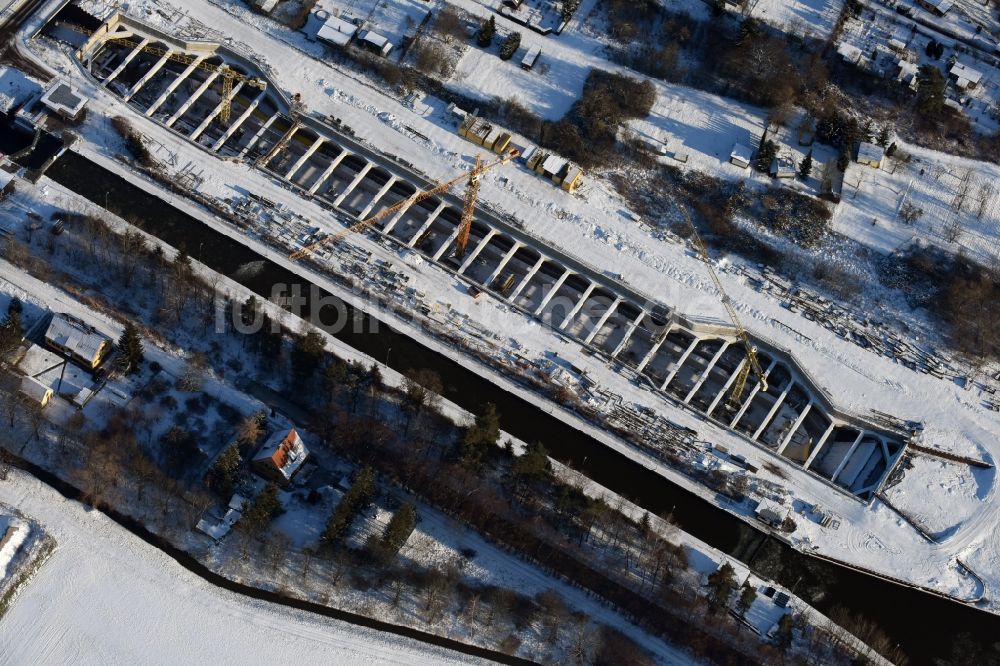 Zerben aus der Vogelperspektive: Winterlich schneebedeckte Baustelle Schleuse Zerben und Zerbener Brücke am Elbe-Havel-Kanal im Bundesland Sachsen-Anhalt