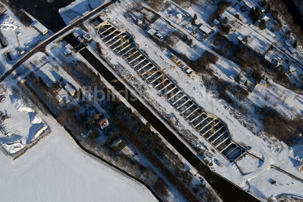 Luftbild Zerben - Winterlich schneebedeckte Baustelle Schleuse Zerben und Zerbener Brücke am Elbe-Havel-Kanal im Bundesland Sachsen-Anhalt