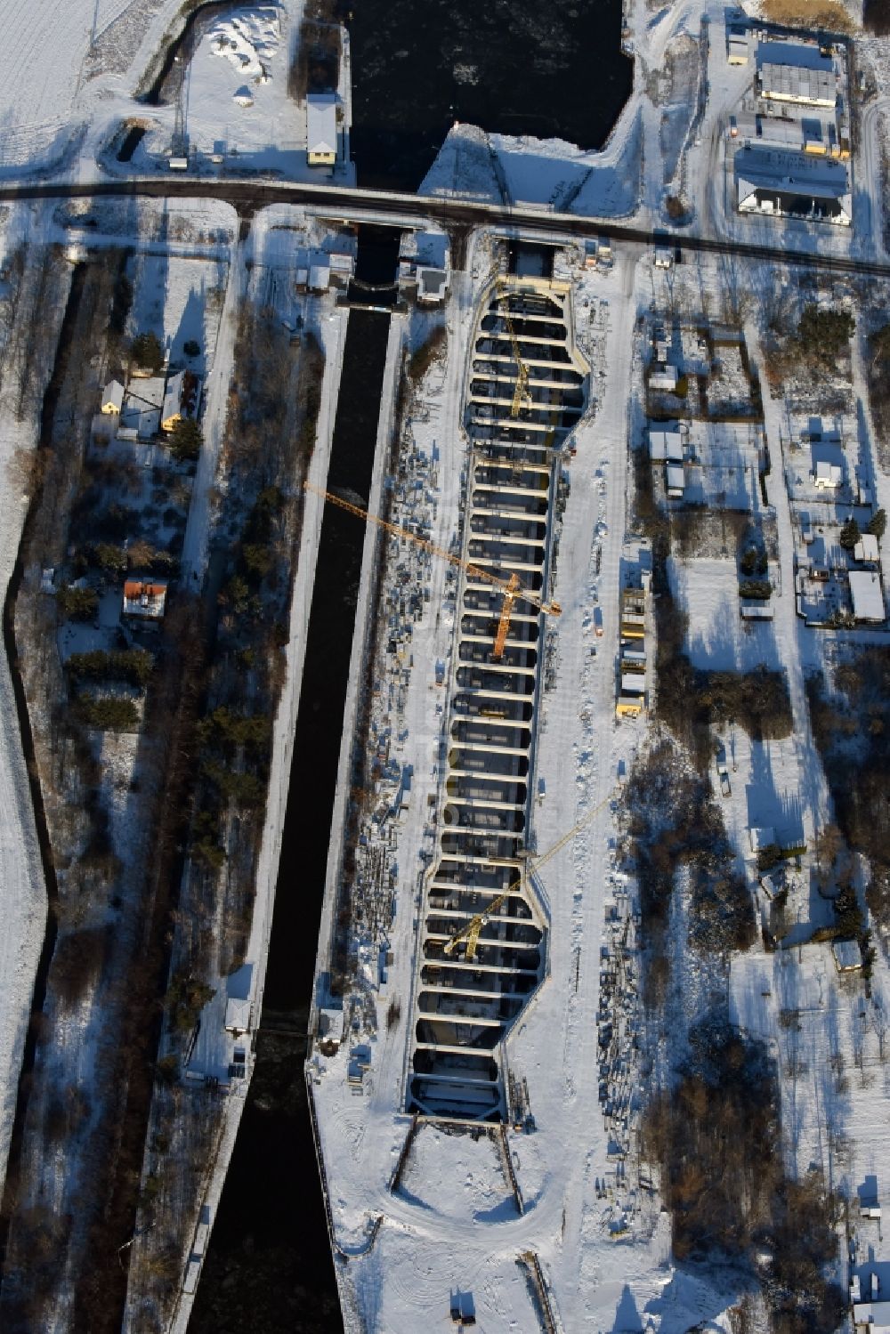 Luftaufnahme Zerben - Winterlich schneebedeckte Baustelle Schleuse Zerben und Zerbener Brücke am Elbe-Havel-Kanal im Bundesland Sachsen-Anhalt