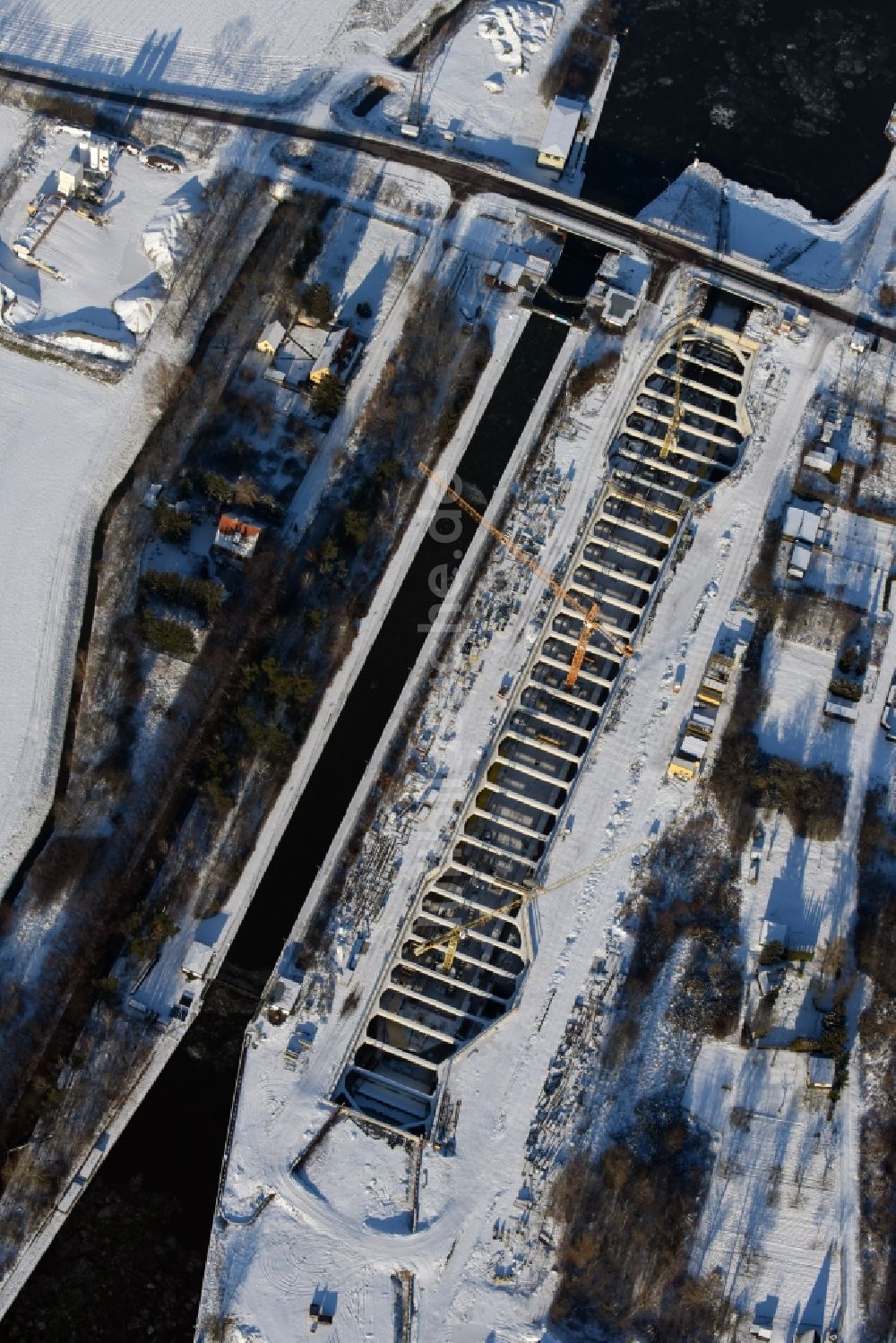 Zerben von oben - Winterlich schneebedeckte Baustelle Schleuse Zerben und Zerbener Brücke am Elbe-Havel-Kanal im Bundesland Sachsen-Anhalt