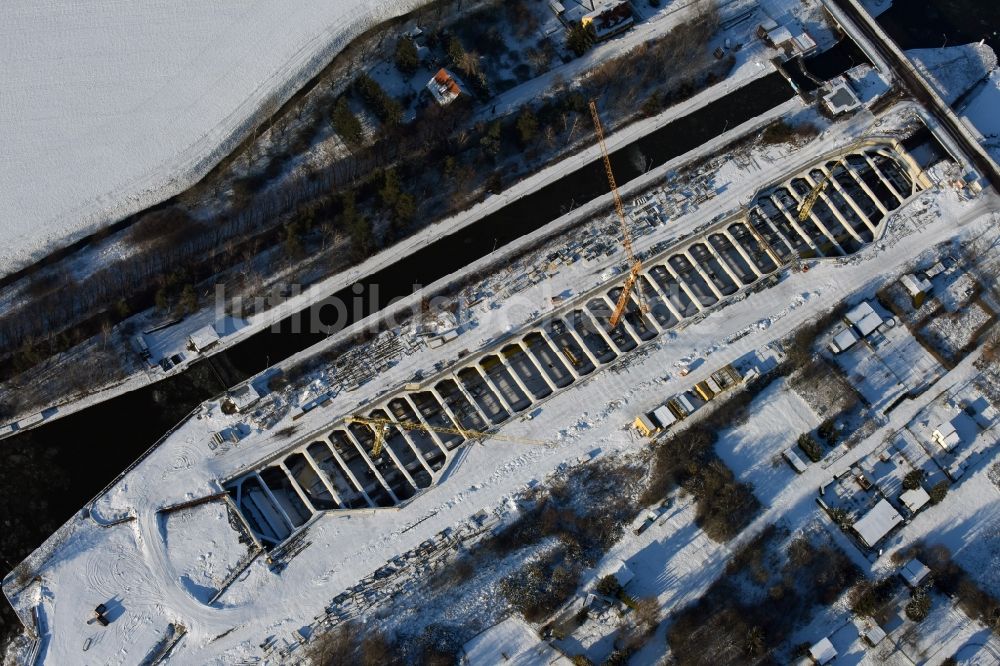 Luftbild Zerben - Winterlich schneebedeckte Baustelle Schleuse Zerben und Zerbener Brücke am Elbe-Havel-Kanal im Bundesland Sachsen-Anhalt